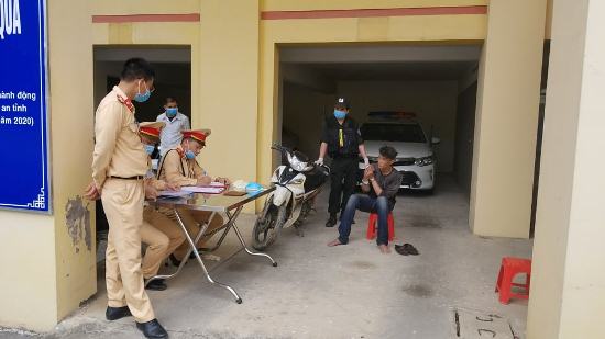 Lạng Sơn: CSGT bắt quả tang đối tượng nghiện ma tuý vừa 'ăn hàng'